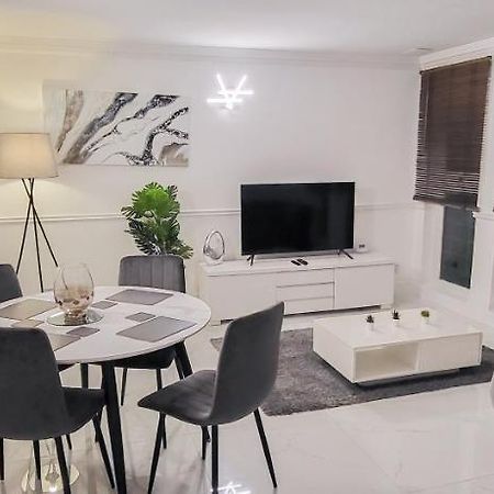 Stunning 2 Bedroom Apartment In Canary Wharf - Morland Apartments Londra Esterno foto