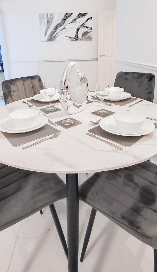 Stunning 2 Bedroom Apartment In Canary Wharf - Morland Apartments Londra Esterno foto