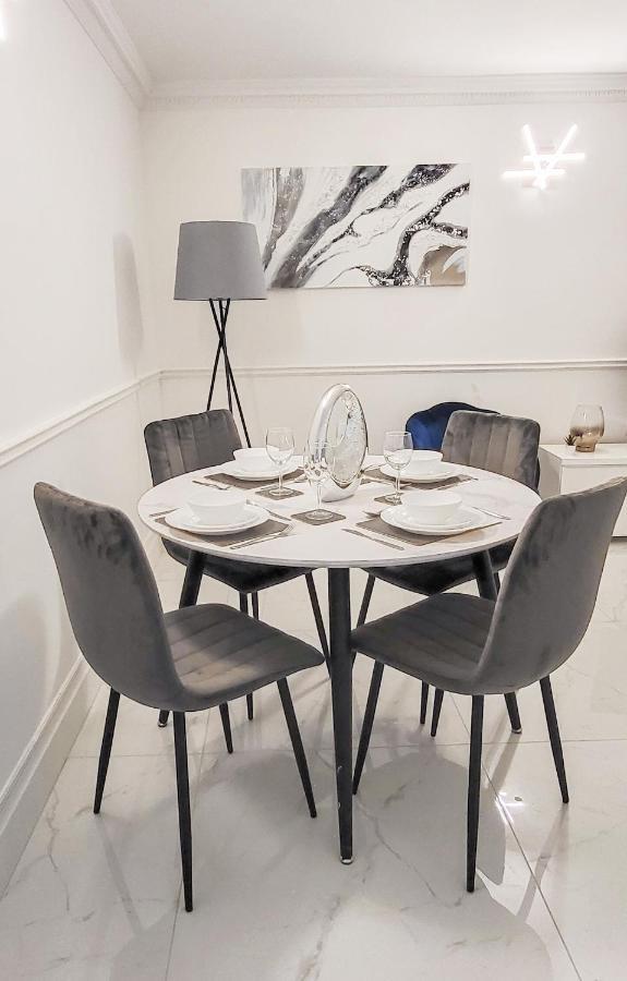 Stunning 2 Bedroom Apartment In Canary Wharf - Morland Apartments Londra Esterno foto